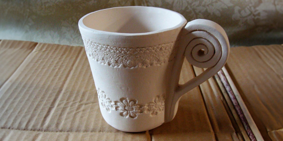 Glineni krožniki z odtisi čipk in naravnih materialov z Anjo Kozel